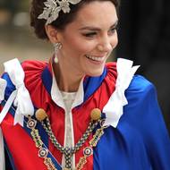 Na korunovaci krále Karla III. to Kate moc slušelo