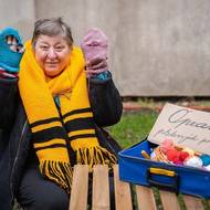 Marie Čížková ponožky nejen plete, ale také opravuje. Do deseti dnů jsou jako nové