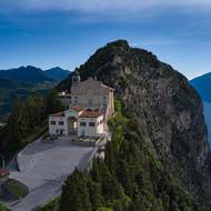 Nádherný kostel Eremo di Montecastello nabízí úžasné výhledy