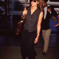 Inspirativní je i tehdejší styl modelky Cindy Crawford. Obleková vesta a lehká sukně? To je kombinace, kterou na street stylových fotkách můžete vidět i dnes