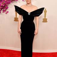 Další černá a další skvělý Schiaparelli look. Herečka Sandra Hüller byla nominovaná v kategorii nejlepší herečka roku za svůj výkon ve filmu Anatomie Pádu