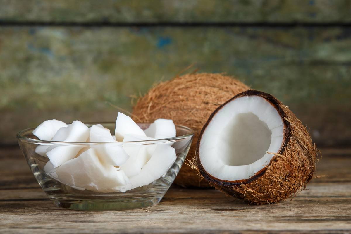 Kokos je populární surovinou pro výrobu rostlinných jogurtů nebo mléka, ale dá se připravit také naslano