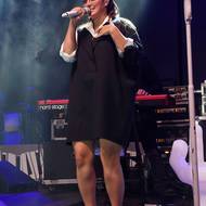 Na benefičním koncertu v létě 2021 zpívala v dlouhé vestě podložené košilí