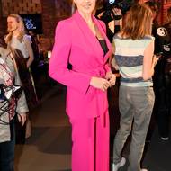 Iva Kubelková v neonově růžovém obleku. Pokud nemáte rádi oversized saka, tento přepásaný model je skvělá volba a najdete ho v produktové fotogalerii!