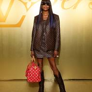 Pharrellovu premiéru si nenechala ujít modelka Naomi Campbell, která se oblékla do tradičního monogramu