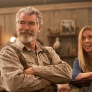 Brosnanovi s plnovousem to takhle sluší v hudební komedii Eurosong: Příběh skupiny Fire Saga.