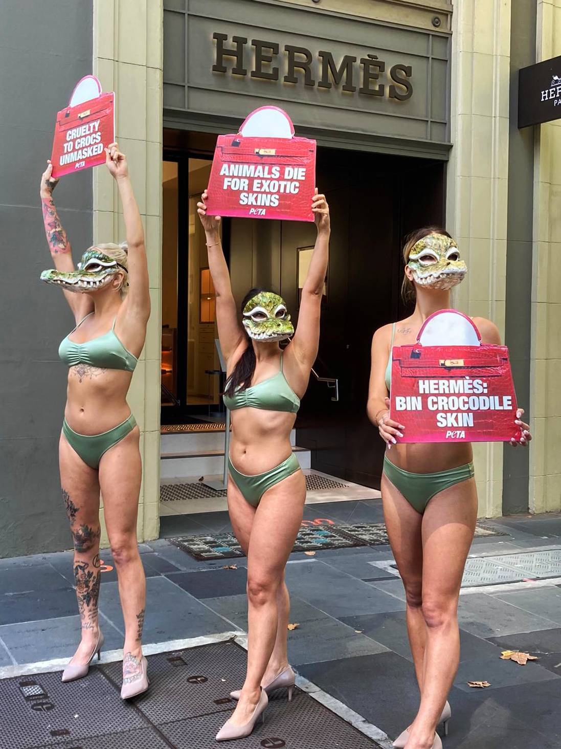 Aktivistky organizace PETA v bikinách a s krokodýlími maskami protestovaly před obchodem Hermes s luxusní módou v Melbourne proti používání kůže z krokodýlů a jiných exotických zvířat
