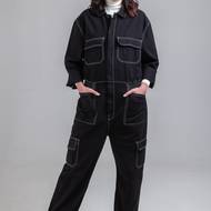 Rolák Marks & Spencer, 699 Kč. Džínový overal United Colors of Benetton, 3 099 Kč. Boty Högl, 5 799 Kč