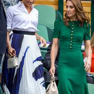 Kate s Meghan zasedly společně při finále ženské dvouhry ve Wimbledonu v roce 2019. Tehdy spolu ještě vycházely dobře. Meghan zvolila viditelně mladistvější a rozvernější outfit než Kate
