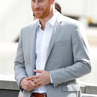 Princ Harry jednoduchý zlatý kroužek nikdy nesundává a často je i viděn, jak si s ním pohrává