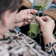 Uplést jeden pár ponožek trvá většinou deset hodin čistého času