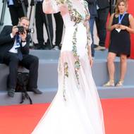 Rok 2016. Na festival v Benátkách si oblékla transparentní šaty s květinovou výšivkou značky Alberta Ferretti