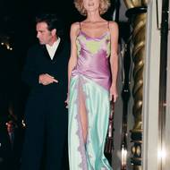 Rok 1996. Saténové slip dress byly hitem 90. let a nosila je i Eva. V pozadí stojí bubeník kapely Bon Jovi, Tico Torres, za kterého byla dva roky vdaná