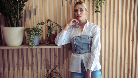 Jak kombinovat (ne)obyčejnou košili? Stylistka radí: Noste ji přes šaty nebo knoflíky dozadu