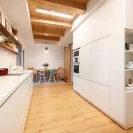 Přiznané dubové trámy ladí s podlahou a dodávají místnosti zcela nový rozměr