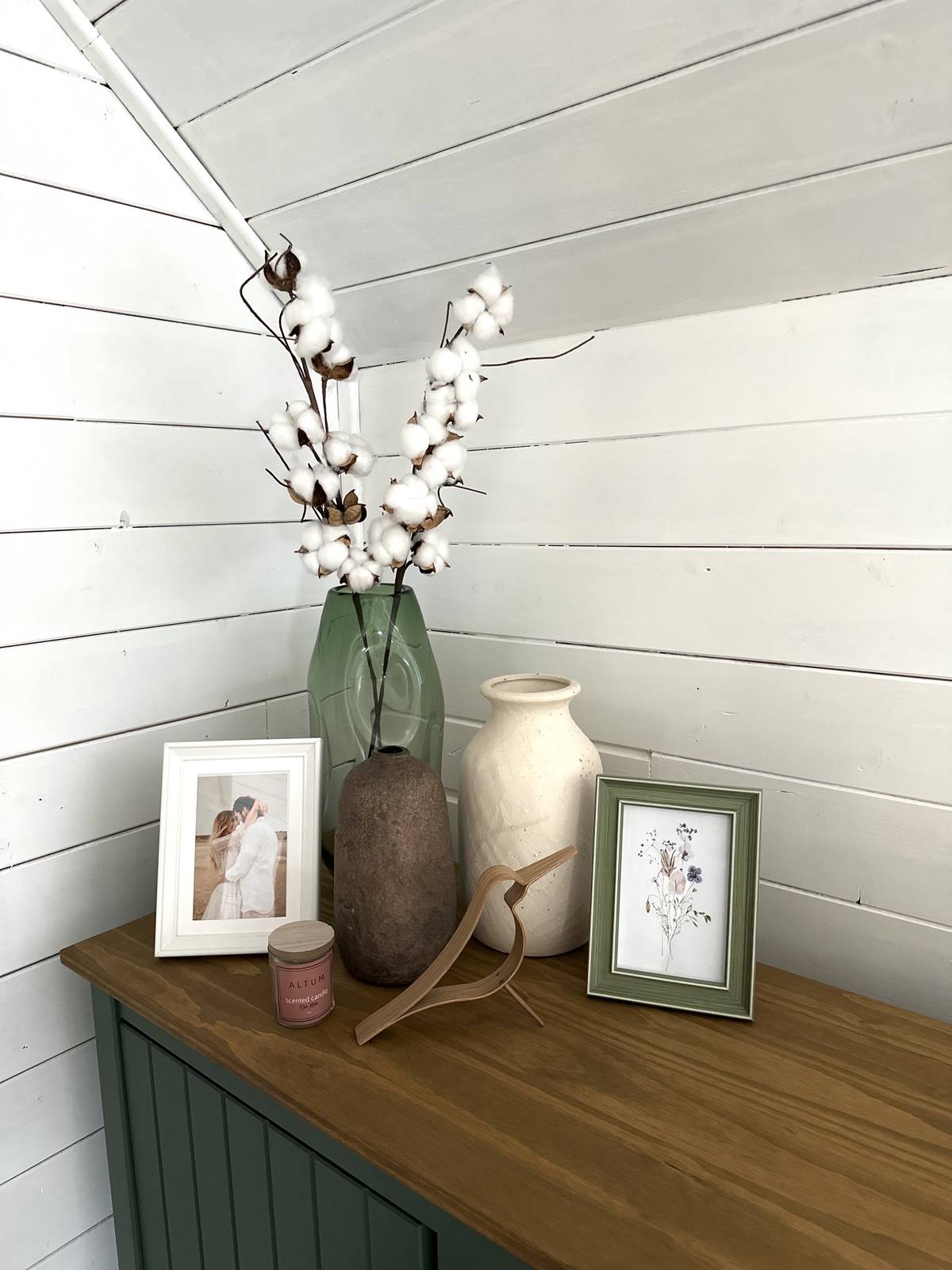 Vázy v zákoutí jsou z obchodu Bella Rose