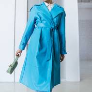 Koženkový kabát Reserved, 2 599 Kč. Košile Lindex, 899 Kč. Džíny Lindex, 1 499 Kč. Kabelka Jenny Fairy, prodává CCC, 1099 Kč. Náušnice Marks & Spencer, 399 Kč za set