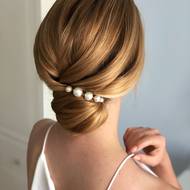 Hladký drdol a perlová ozdoba, to je synonymum klasické elegance.