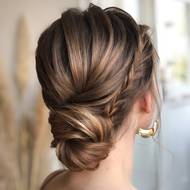 Copánek v drdolu je skvělá volba ke svatebním šatům v boho stylu.