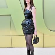 Módní přehlídka Versace a Anne Hathaway v jejích oblíbených minišatech