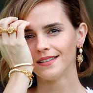 Třpytky či perleť můžete nosit i bez vystínování oka – právě tak to měla herečka Emma Watson na červeném koberci