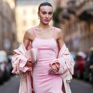 A další street style: Rtěnka je sama o sobě výrazná, ale pokud se nebojíte barev, zkuste k ní i velmi jemné růžové stíny, které rozzáří především modré a zelené oči