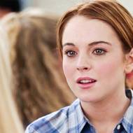 Lindsay Lohan jako Cady Heron. Během natáčení jí bylo 18, ale hrála patnáctiletou studentku střední školy