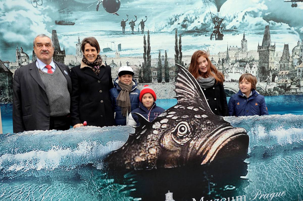 Snímek z roku 2012 zaznamenal knížete a jeho dceru Annu Karolínu s vnuky Robinem, Victorem, Gioiou a Benem 