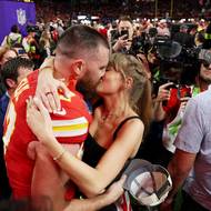 Vítěz Super Bowlu se od zpěvačky samozřejmě dočkal i vášnivého polibku