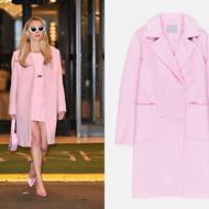 Herečka Sydney Sweeney je jednou z nejlépe oblékaných hvězd své generace a v roce 2023 mnohokrát ohromila. Vydařený je i její dva týdny starý look složený z pastelově růžových kousků. Přes šaty Versace si oblékla kabát Kate Spade, který vyšel na necelých dvacet tisíc korun, svršek v podobném stylu ale najdete i v řetězcích. Vpravo: Kabát Gate, 998 Kč (před slevou 1 398 Kč)