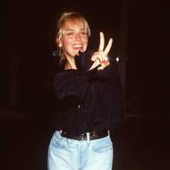 Éra bokovek byla teprve před námi – nejpopulárnějším střihem devadesátých let byly kalhoty do pasu, které nosilo celé osazenstvo seriálu Beverly Hills 90210 i herečka Sharon Stone. Chcete se jí inspirovat? Přidejte k džínám objemnější volánkovou halenku