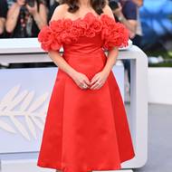 Bravo! Selena Gomez se opravdu vytáhla a na Cannes předvedla jedny ze svých nejlepších looků za poslední dobu. Jasně červené šaty s květy jsou od značky Giambattista Valli