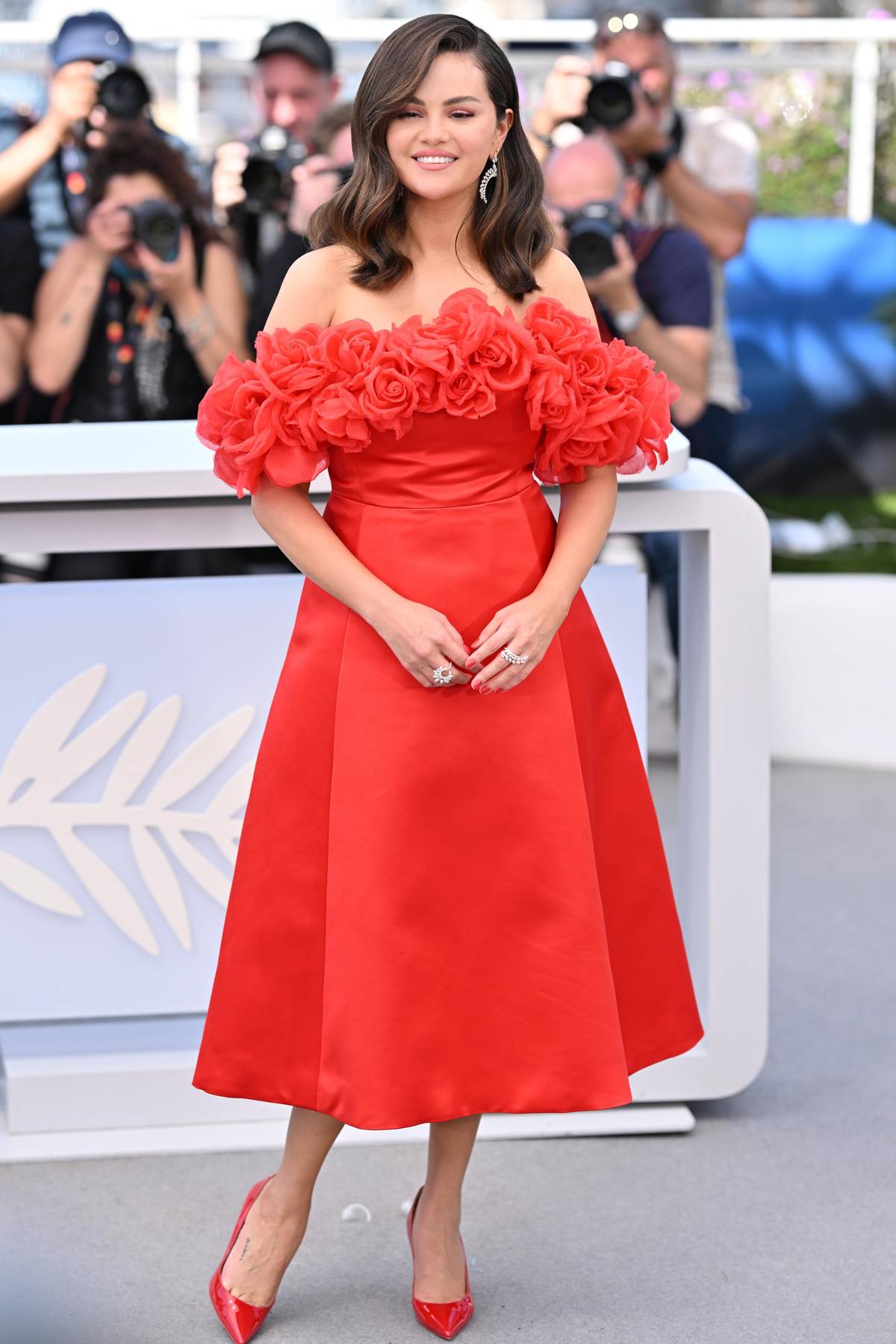 Bravo! Selena Gomez se opravdu vytáhla a na Cannes předvedla jedny ze svých nejlepších looků za poslední dobu. Jasně červené šaty s květy jsou od značky Giambattista Valli