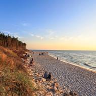 Na pláži Ustka oceníte kombinaci písečných dun a zeleného lesa, což jí dodává specifickou atmosféru