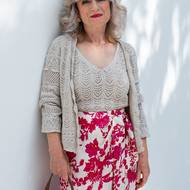 Svetr Mango, 899 Kč. Top Mango, 599 Kč. Sukně Lindex, 899 Kč. Kabelka C&A, 448 Kč. Náušnice Mango, 299 Kč