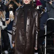 Září 2022 a pařížský fashion week - všichni byli u vytržení z looku, který jako kdyby vypadl z Ďábel nosí Pradu, a bylo to hlavně díky ofině, již si nechala herečka ostříhat