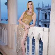 Anne Hathaway v Benátkách na eventu Bulgari, jejichž je ambasadorkou, byla jako třpytivé zjevení. Oblékla ombré šaty Versace