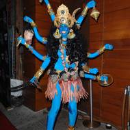 Kostým hinduistické bohyně Kálí, který Klum zvolila v roce 2008, mnohé nadchl, hinduisty ale pobouřil