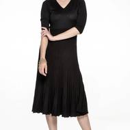 Tyto úpletové šaty se sklady z kolekce Jaroslavy Procházkové vynesla na mole – ovšem v modrém odstínu – Lenka Krobotová. Cena je 7330 Kč