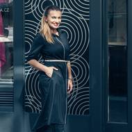 Figuru si udržuje během a plaváním