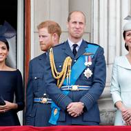 Černá a bílá… Meghan a Kate se svými manžely při letecké přehlídce na balkoně Buckinghamského paláce