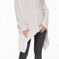 Pončo ve třech barvách z dílny Jaroslavy Procházkové vyjde na 5180 Kč