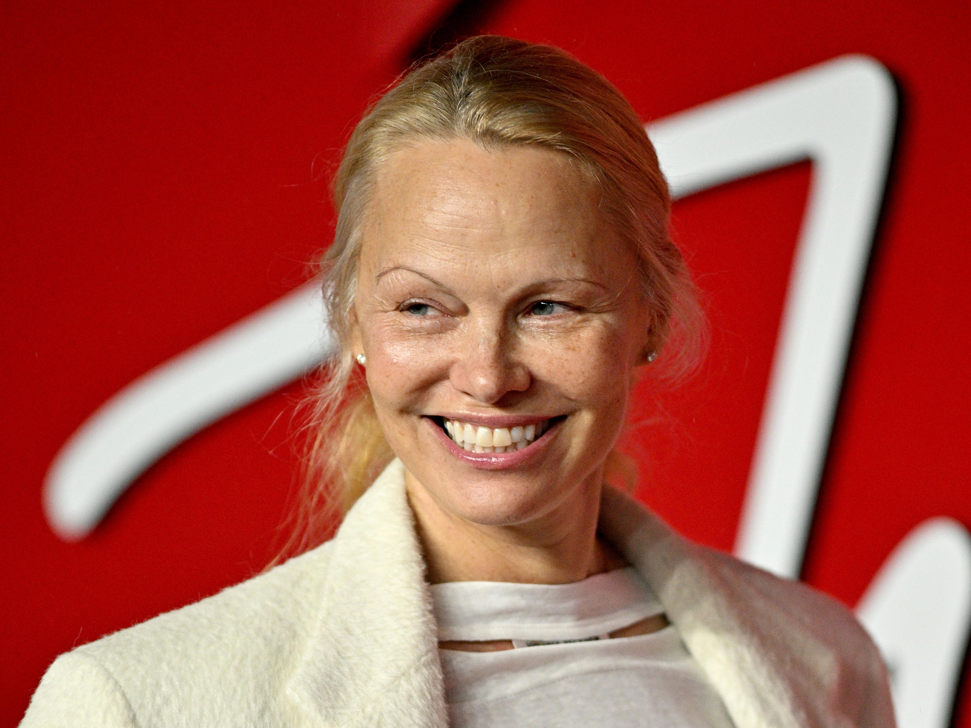 Pamela Anderson: Změnila Se K Nepoznání!