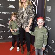 Max a Bruno, synové Simony Krainové, se sice ještě drží u maminky, ale zároveň dokážou holýma rukama ulovit rybu