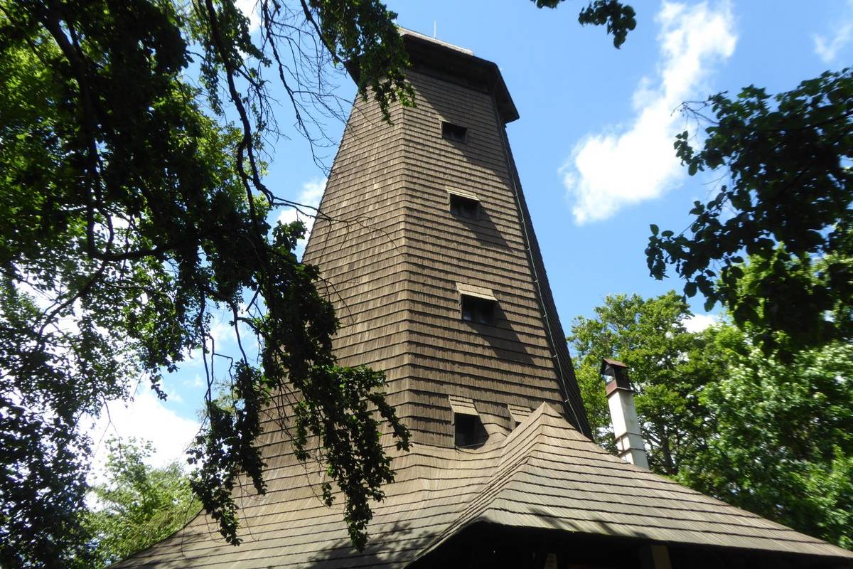 Z dřevěné rozhledny na hoře Velký Blaník se otevírají krásné výhledy do širokého okolí
