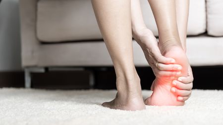 Největší bolesti nohou. Co s propadlou klenbou nebo vbočeným palcem? Poradí fyzioterapeut