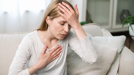 Většina Čechů nepozná příznaky mozkové mrtvice, přitom jde o minuty! Jak (si) zachránit život? 