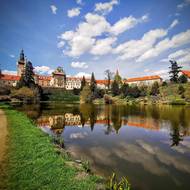 Novorenesanční klenot, zámek Průhonice, leží jen pár kilometrů od hlavního města a obklopuje jej světoznámý krajinářský park 