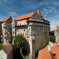 Středověký hrad Pernštejn byl několikrát přestavován, prohlédnout si jej můžete v rámci šesti okruhů