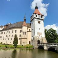 Jihočeský zámek Blatná je jedním z nejzachovalejších vodních panských sídel na území Česka